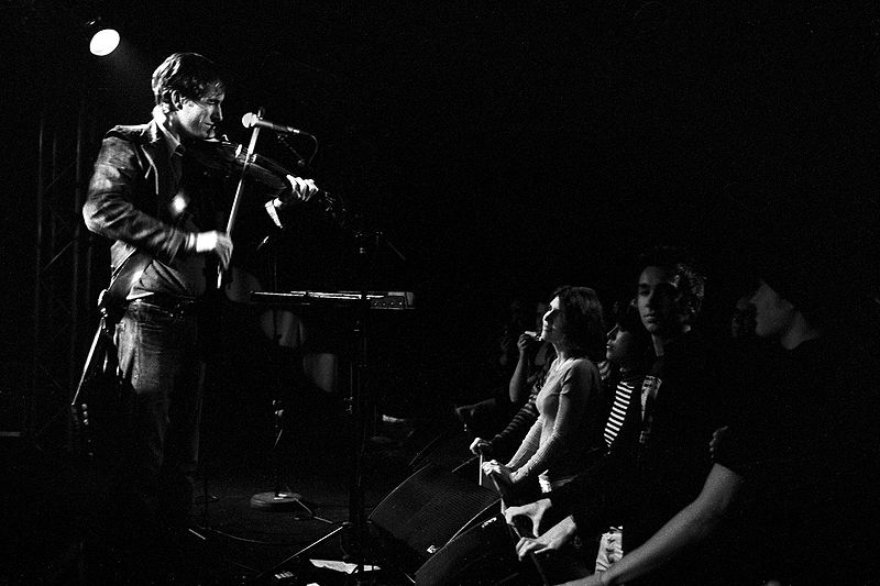 https://commons.wikimedia.org/wiki/File:Andrew_Bird_live_20051028.jpg