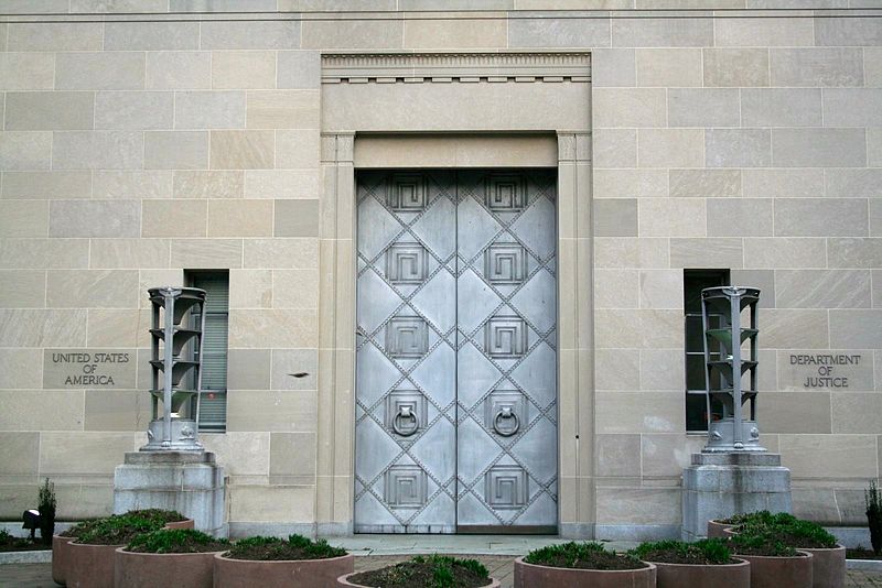 https://commons.wikimedia.org/wiki/File:Robert_F._Kennedy_Department_of_Justice_Building_-_large_entrance_doors_-_2721.jpg